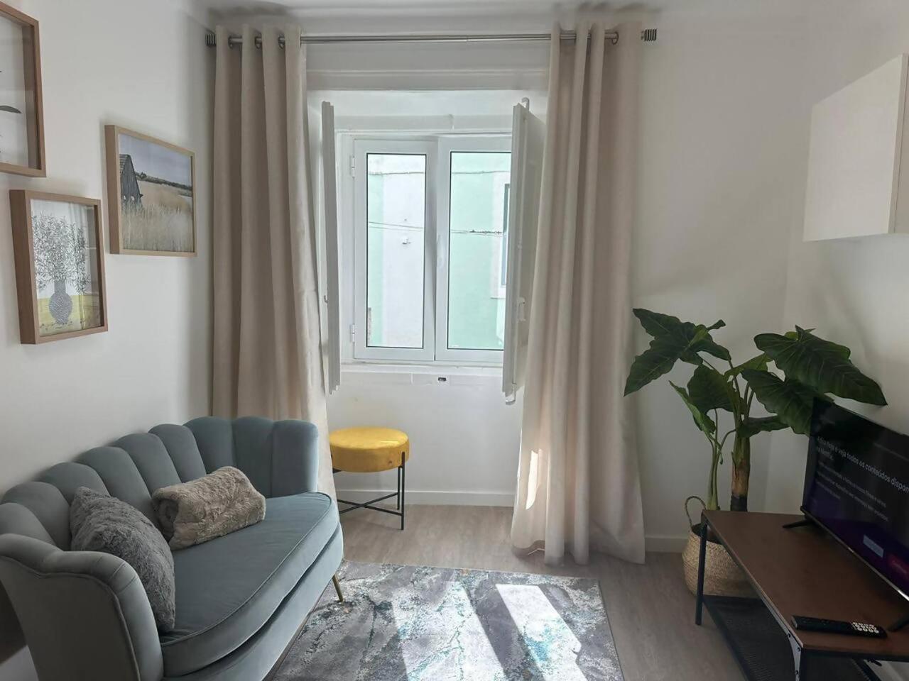 Stylish Renovated Apartment In Chiado Lisbon Exterior photo